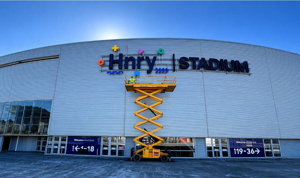 Hnry Stadium signage installation, Wellington